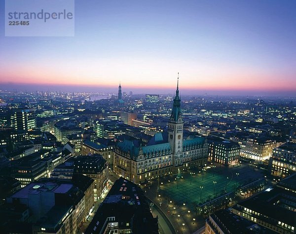 Luftbild der Stadt beleuchtet nachts  Hamburg  Deutschland
