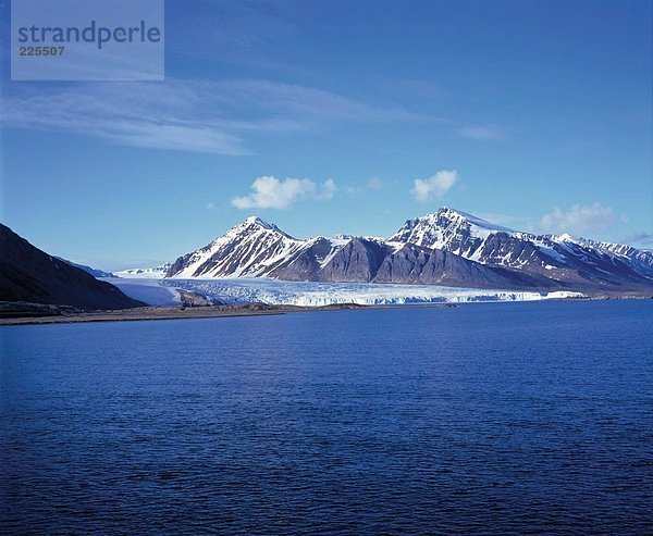 Berg am Meer  Krossfjorden  Spitzbergen  Svalbard Inseln  Norwegen