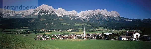 Dorf auf grasbewachsenen Landschaft mit Bergen im Hintergrund  Ellmau  Tirol  Österreich