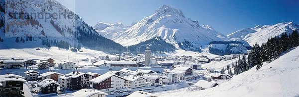 Luftbild der Stadt auf verschneiten Landschaft  Arlberg  Österreich