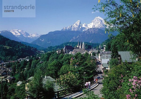 Touristen zu Fuß in der Straße der Stadt  Mt Watzmann  Berchtesgaden  Deutschland