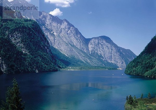 See  umgeben von Bergen  Mount Watzmann  Hachelkoepfe  Königssee  Berchtesgaden  Bayern  Deutschland