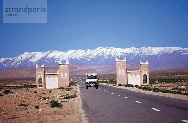 Jeep Reisen am Highway  Alts Berge  Marokko