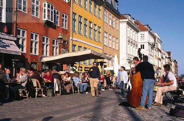 Touristen am Bürgersteig Café  Nyhavn  Kopenhagen  Dänemark