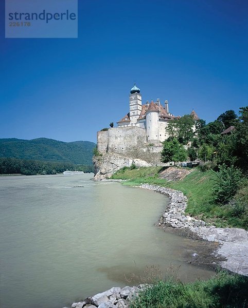Fluss  der vor der Palast  Donau  Schoenbuehel Palast  Österreich