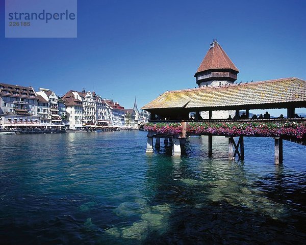 Überdachte Brücke über See  Kapellbrücke  Vierwaldstaetter See  Schweiz