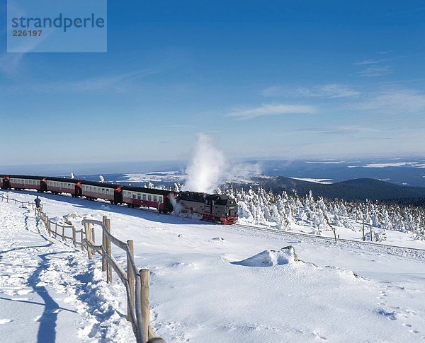 Zug Reisen durch verschneiten Landschaft  Deutschland