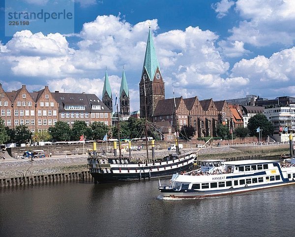 Tour-Boot segeln durch Stadt im Fluss  Bremen  Deutschland