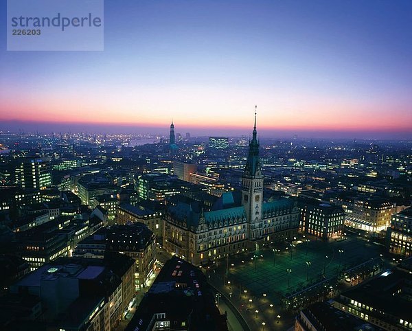 Luftbild der Stadt beleuchtet nachts  Hamburg  Deutschland
