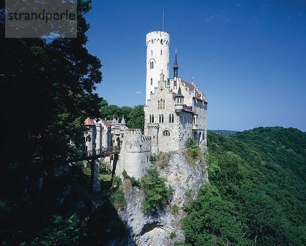 Burg auf Hügel mit Blick auf Tal  Deutschland