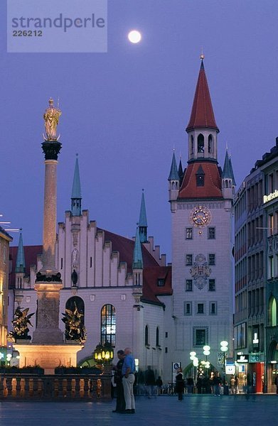 Monument leuchtet am Stadtplatz  Mary Column  Marienplatz  München  Deutschland