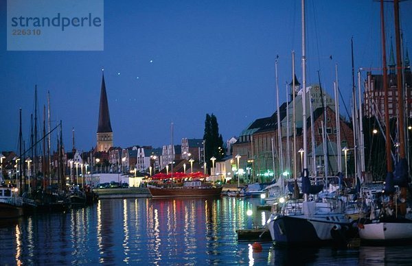 Boote verankert im Hafen in der Nacht  Deutschland