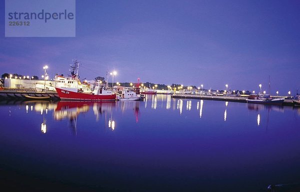 Boote im Hafen während der Nacht angedockt