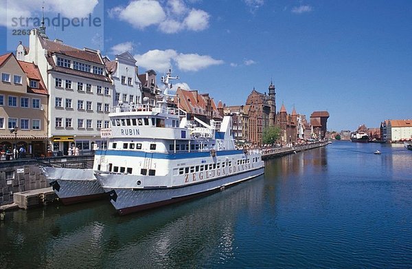 Kreuzfahrtschiff im Hafen in der Stadt  Polen