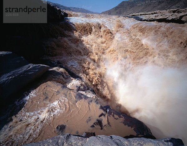 Muddy River Wasser Kaskadierung über Felsen  Hukou Falls  China