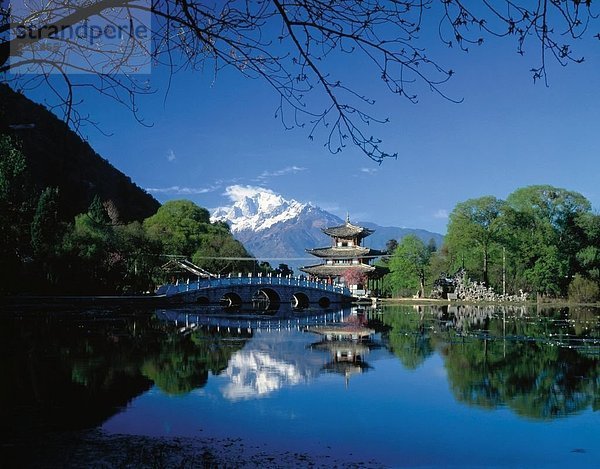 Pagode und Brücke über Fluss  Black Dragon Pool  Lijang  Yunnan  China