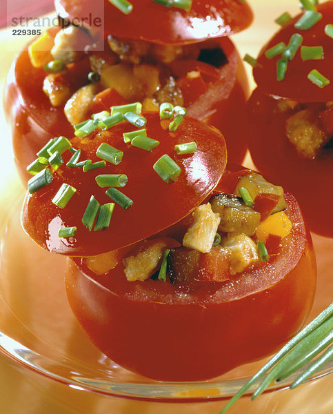 Tomaten mit Auberginen und Hähnchen gefüllt