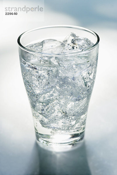 Glas Mineralwasser mit Eiswürfeln (3)