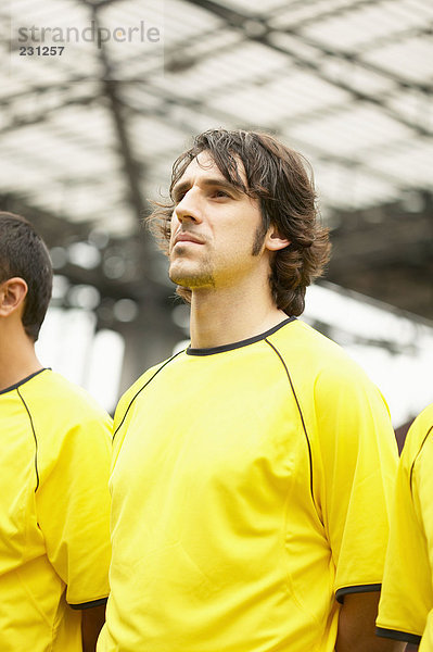 Fußballer in gelb