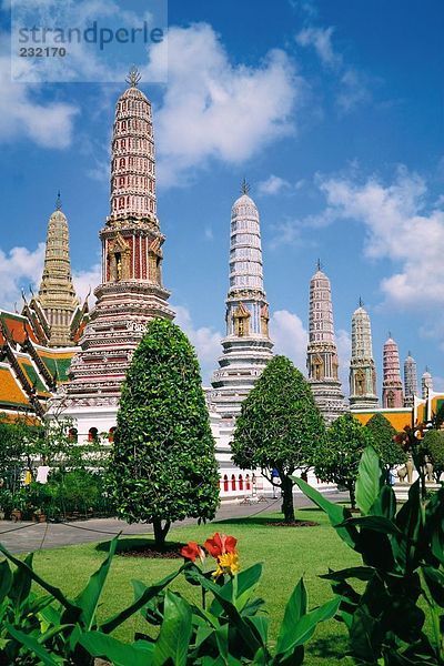 Formalen Garten vor Pagode  Wat Phra Kaeo  Grand Palace  Bangkok  Thailand