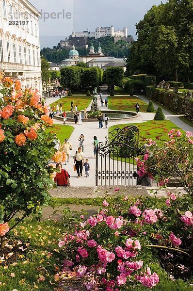 Touristen am Garten mit Burg im Hintergrund  Mirabellgarten  Hohensalzburg Schloss  Salzburg  Österreich