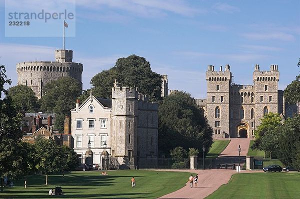 Touristen vor der Burg  Schloss Windsor  Berkshire  England