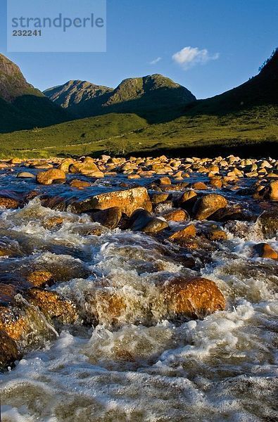 Strom  der im Tal  Glen Etive  Region Highlands  Scotland