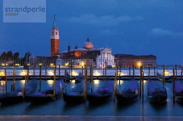 Gondel in-Kanal  San Giorgio Maggiore  Venedig  Veneto  Italien
