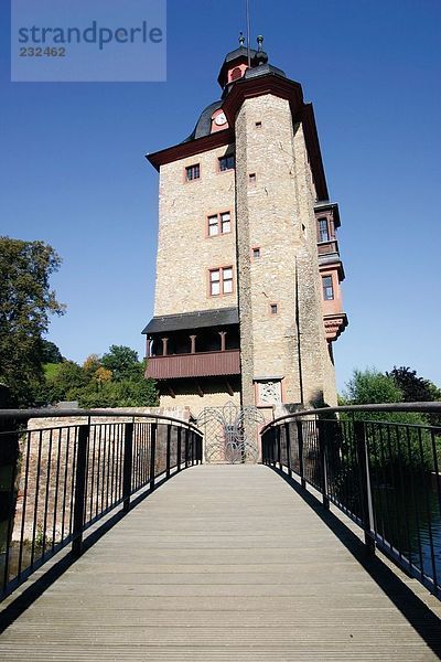 Brücke in Richtung Schloss Vollrads Schloss  Oestrich-Winkel  Rheingau  Hessen  Deutschland