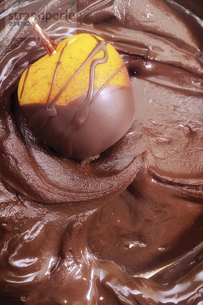 Marzipanfrucht in geschmolzener Schokolade