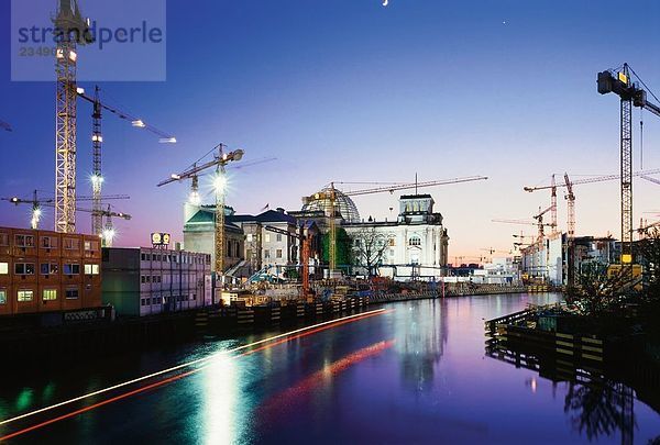 Krane und Gebäude beleuchtet in der Dämmerung  Spree River  der Reichstag  Berlin  Deutschland