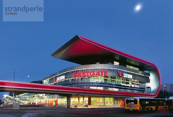 Einkaufszentrum beleuchtet in der Dämmerung  Eastgate Station  Marzahn-Hellersdorf  Berlin  Deutschland