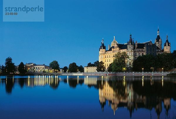 Reflexion des Schlosses in Wasser  Schwerin  Mecklenburg-Vorpommern  Deutschland