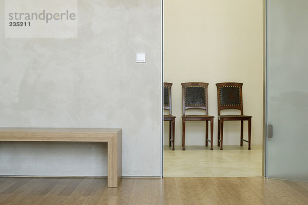 Stühle und Tisch im modernen Raum