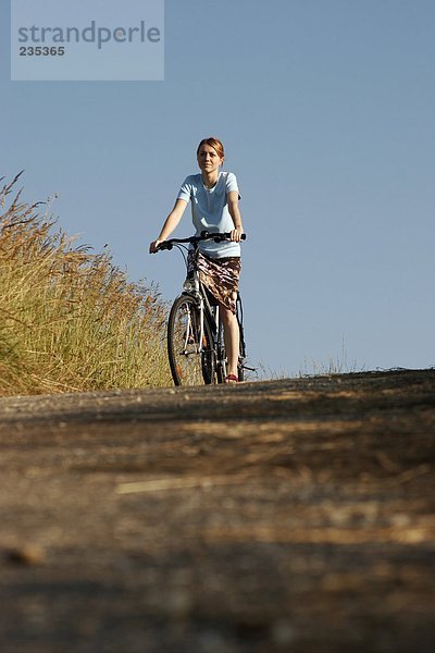 Junge Frau auf dem Fahrrad  Blickwinkel niedrig