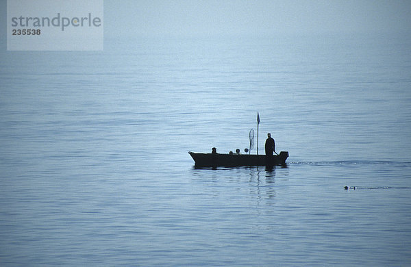 Zwei Männer auf einem Fischerboot