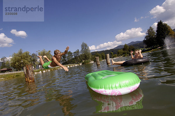 Junge beobachtet Freund beim Eintauchen in den See