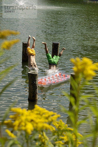 Jungen  die in den See springen