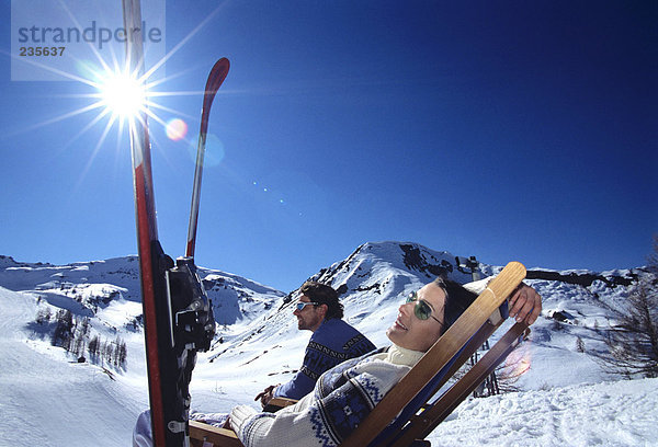 Mann und Frau entspannen in den Alpen