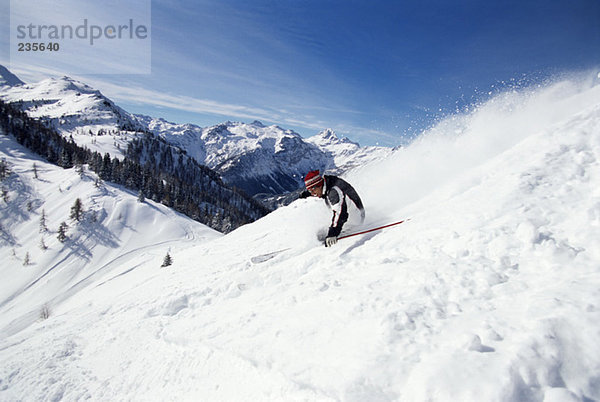 Skifahrer  Abfahrt  Alpen