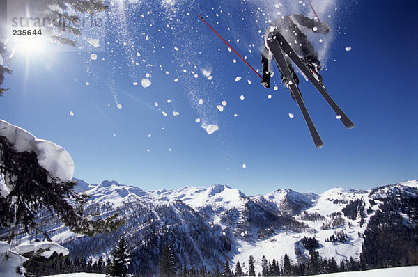 Skispringen in der Luft  Blick von unten