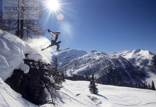 Skispringen in der Luft  Tiefblick