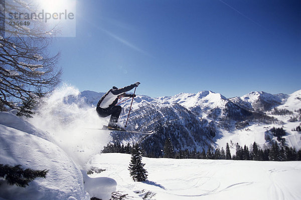 Skispringen in der Luft  Seitenansicht