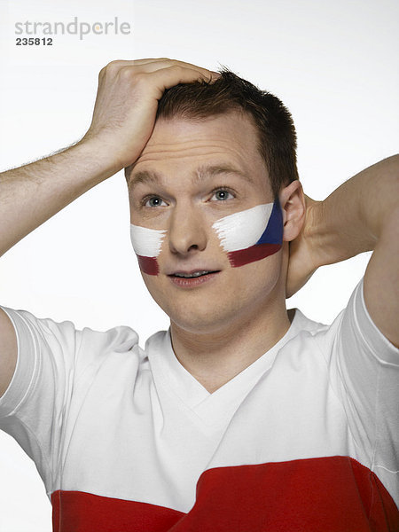 Fußballfan mit tschechischer Flagge auf dem Gesicht bemalt
