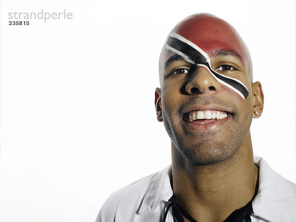 Fußballfan mit Trinidad- und Tobago-Fahne auf Gesicht gemalt