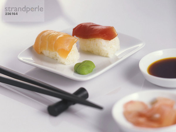Sushi auf Teller mit Essstäbchen