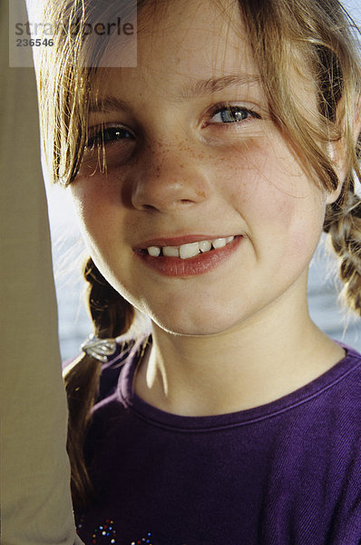 Mädchen (10-13) lächelnd  Nahaufnahme  Portrait