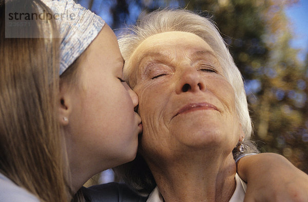 Enkelin küssend Großmutter