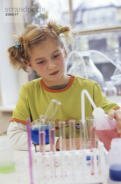 Mädchen (8-9) beim Chemie-Experiment