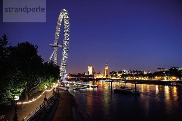 Riesenrad und Gebäude beleuchtet nachts  Millennium Wheel  Themse  London  England